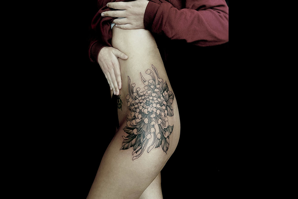 Meilleur tatoueur tatoueuse sur Bordeaux Talence japonais chrysantheme couleur blackwork floral tatou tattoo tatouage tatouages